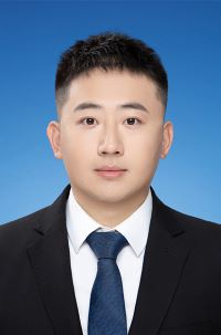 郭恒伯蓝底两寸证件照.jpg